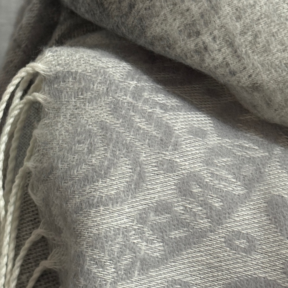 Stunning Italian Wrap/Shawl Scarf-Like New-Gray Ombre Print-Twisted Fringe-Soft - Picture 4 of 16